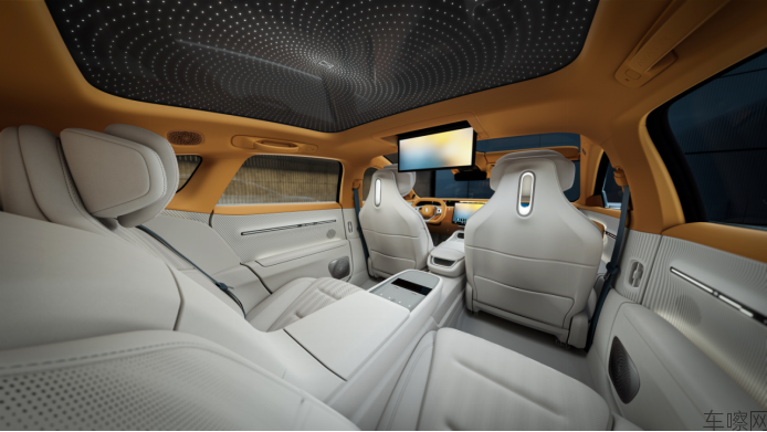 20250325_新闻稿_Kim Jones限量联名版，阿维塔012开启全球交付