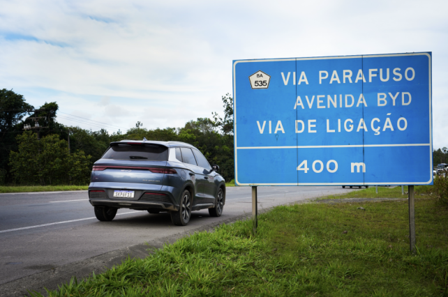 20251012_1760250340317632.png 比亚迪第1400万辆新能源车在巴西工厂下线,巴西总统卢拉成为车主732.png